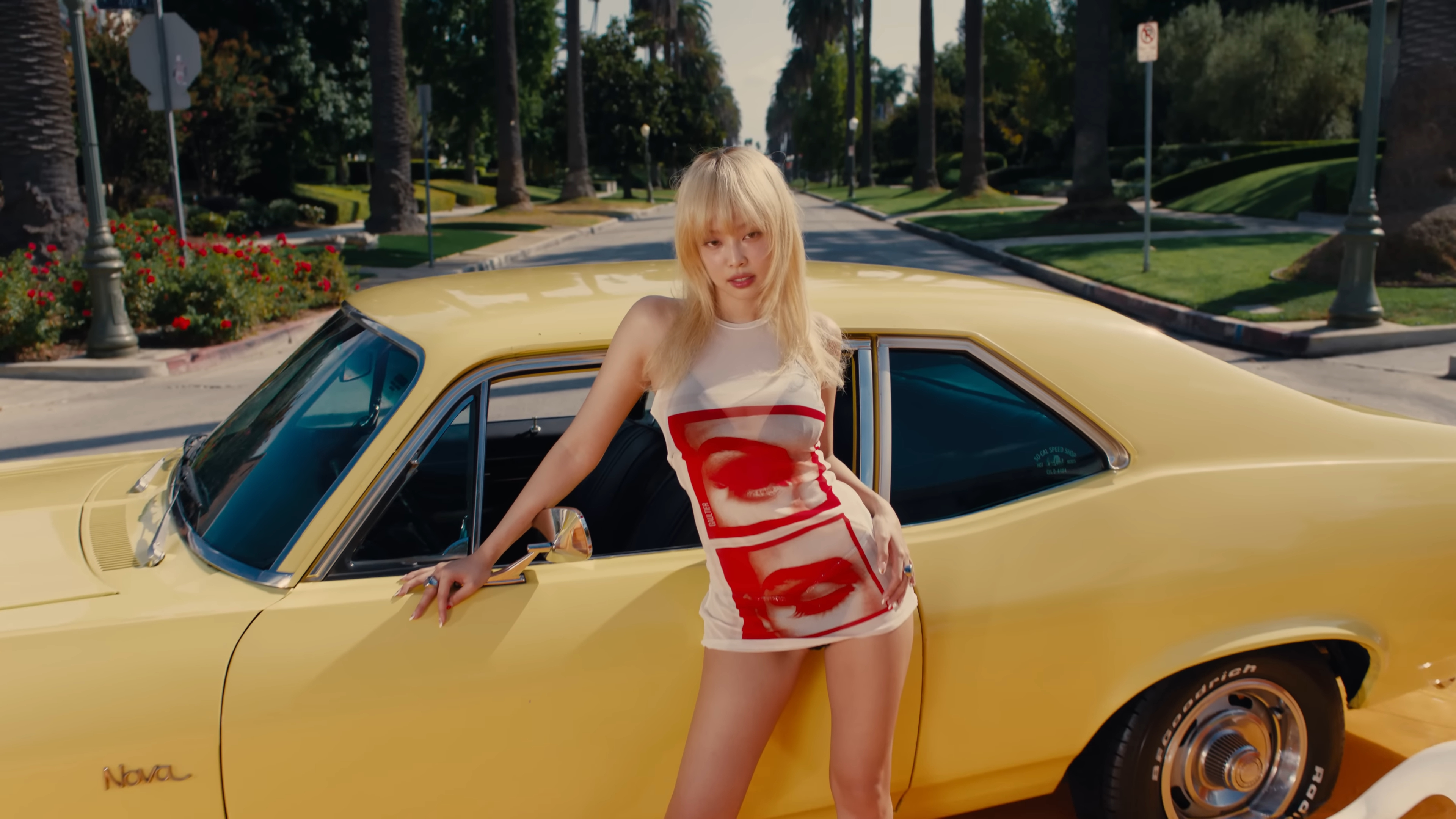 제니의 첫 솔로곡 ‘Mantra’ 뮤비 속 강렬한 프린트 드레스는 장 폴 고티에 제품